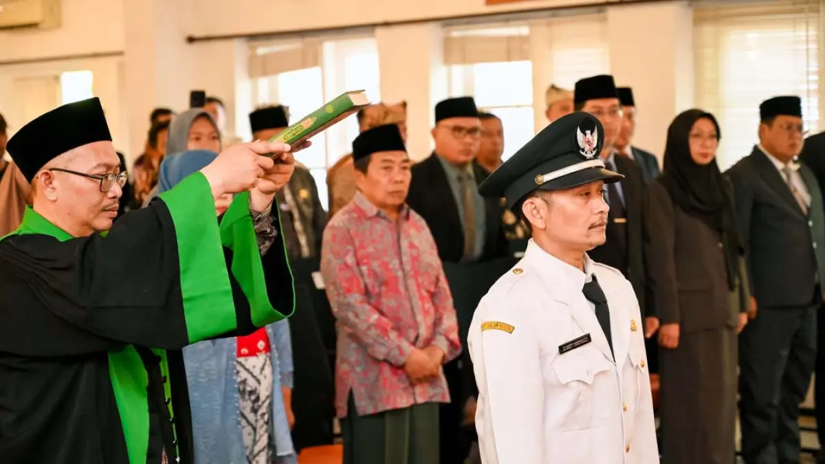 Kepala Desa Tamansari Slamet Hariyanto dilantik Bupati Ipuk Fiestiandani di Ruang Rempeg Jogopati Kantor Pemkab Banyuwangi, Kamis (9/7). (Ramada Kusuma/Radar Banyuwangi)