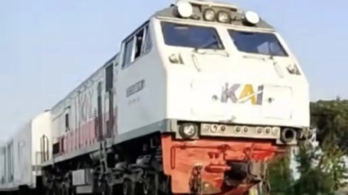 Lokomotif Kereta Api Logawa mengalami kerusakan akibat tertemper truk di antara Stasiun Saradan-Bagor, Kamis (9/7/2026). (Istimewa)