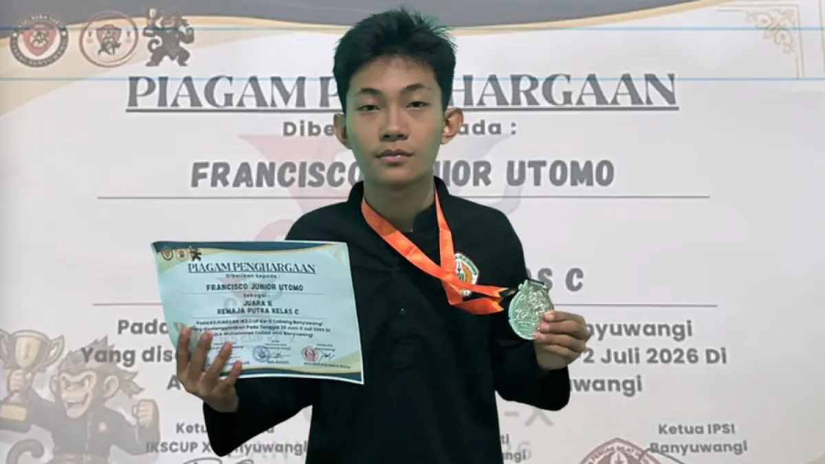 MEDALI EMAS : Fransisco Junior Utomo siswa kelas XI Smagi Taruna Bangsa membawa pulang juara 1 kategori remaja putra kelas C pada IKS Cup X di Aula Muhammad Cheng Hoo (SmagiTV untuk RadarBanyuwangi.id)