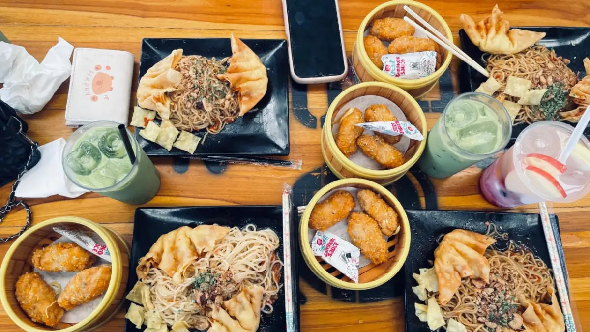 Mie dengan cita rasa pedas tetap menjadi favorit masyarakat meski persaingan kuliner semakin ketat. (Desi untuk Radar Banyuwangi)