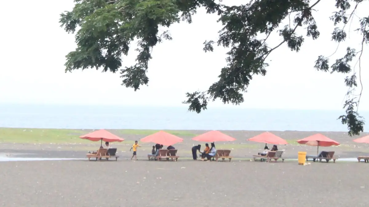 Pantai Boom Marina Banyuwangi tetap ramai dikunjungi setiap sore meski bukan musim liburan. (Meivira untuk Radar Banyuwangi)