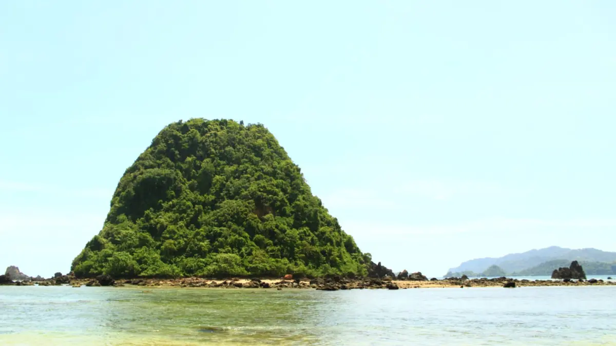 Pantai Pulau Merah Banyuwangi tetap menjadi destinasi wisata favorit. (Rahma untuk Radar Banyuwangi)