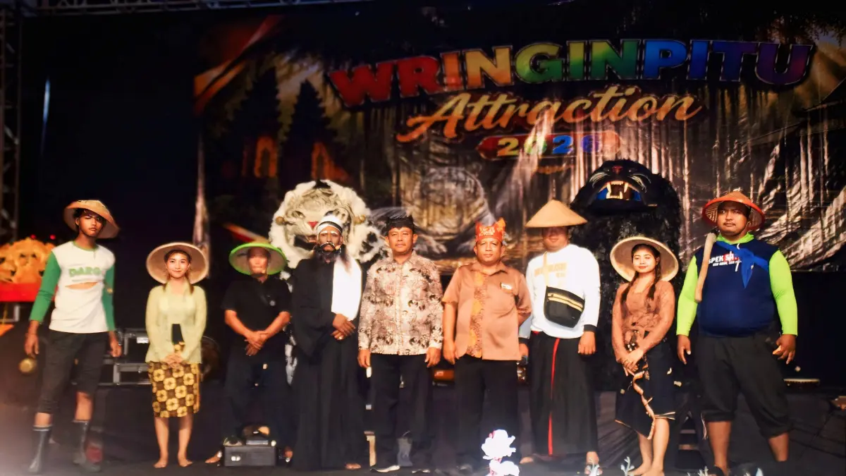 PEMBUKAAN: Kades Wringinpitu Wasito (tengah baju batik) menghadiri seremoni pembukaan Wringinpitu Attraction bersama aktor teater bertema asal usul desa pada Rabu malam (8/7). (ZAMROZI WAHYU/RABA)