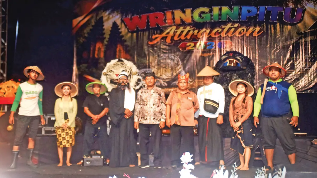 PEMBUKAAN: Kades Wringinpitu Wasito (tengah baju batik) menghadiri seremoni pembukaan Wringinpitu Attraction bersama aktor teater bertema asal usul desa pada Rabu malam (8/7). (Zamrozi Wahyu/Radar Banyuwangi)