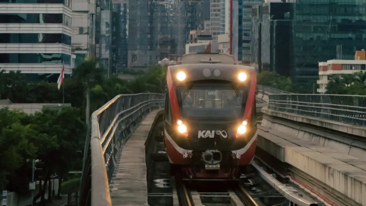 Peningkatan pengguna LRT Jabodebek mendorong perusahaan memperkuat kompetensi Train Attendant melalui pelatihan Service Excellence. (Pexels/Muhammad Irfan)