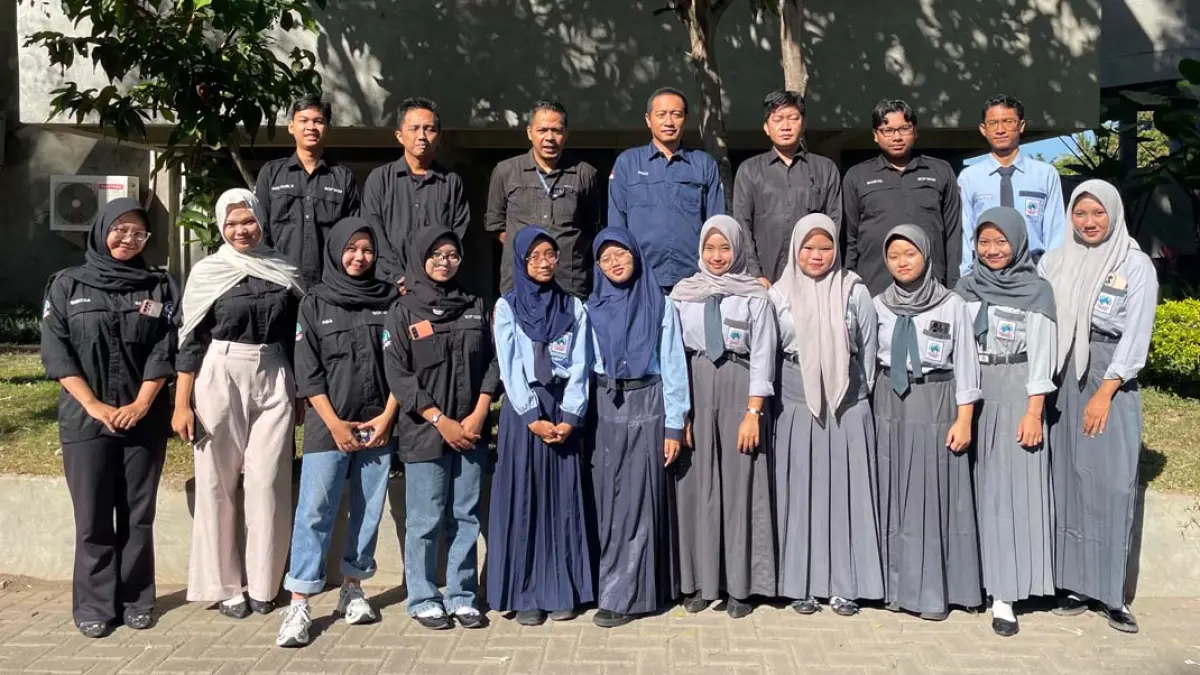 PRAKTIK KERJA: Sebanyak 14 siswa SMKN Banyuwangi bersama guru pendamping dan kru JP-RaBa di halaman Grha Pena beberapa hari lalu. (Lugas/Radar Banyuwangi)