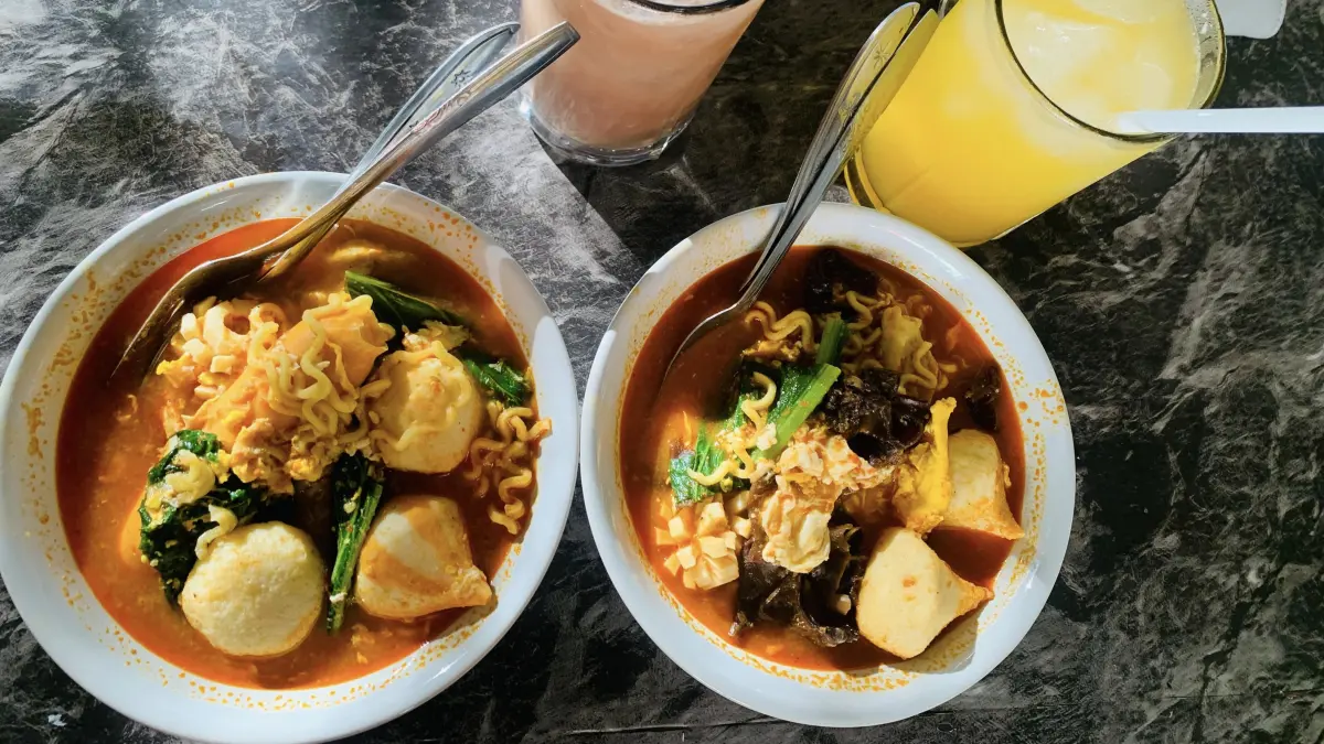 Ramen dengan kuah gurih dan creamy semakin digemari. (Desi untuk Radar Banyuwangi)