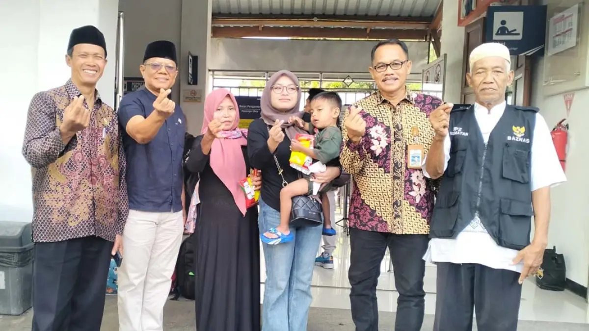 RTA diantarkan ke Stasiun Temuguruh oleh Ketua Baznas, Camat Songgon, Ketua UPZ Kecamatan Songgon, dan jajaran. (Foto: Baznas Banyuwangi)