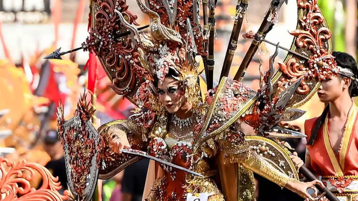 Salah satu talent BEC asal SMAN 1 Purwoharjo saat mengikuti sesi penilaian kostum di depan Gesibu Blambangan pada Selasa (7/7). (Ramada Kusuma/Radar Banyuwangi)