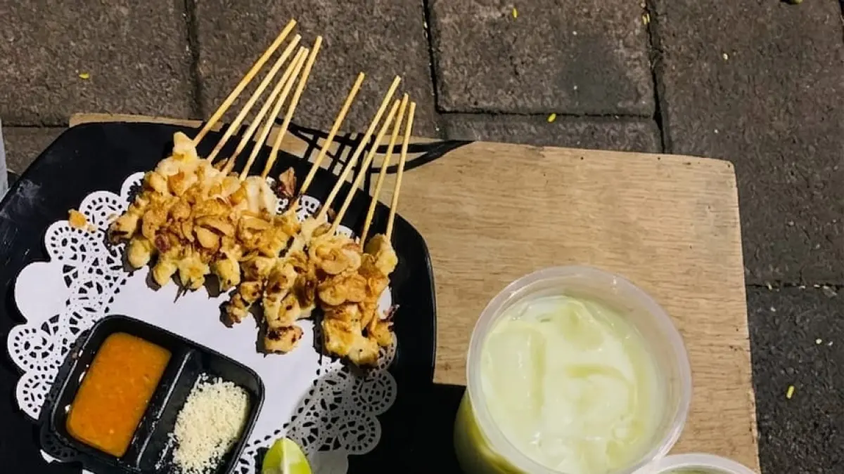 Sate taichan semakin diminati masyarakat Banyuwangi. (Balquisse untuk Radar Banyuwangi)
