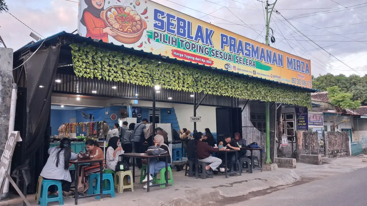 Seblak Prasmanan Mirza di Jalan Karimun Jawa, Banyuwangi. (Mayang untuk Radar Banyuwangi)
