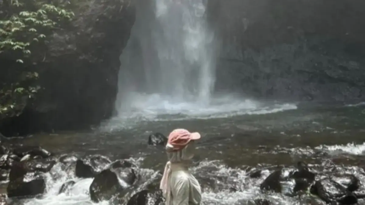 SEJUK: Air Terjun Kategan di Desa Kampunganyar, Glagah, menjadi destinasi wisata alam favorit warga. (Balquisse for Radar Banyuwangi)