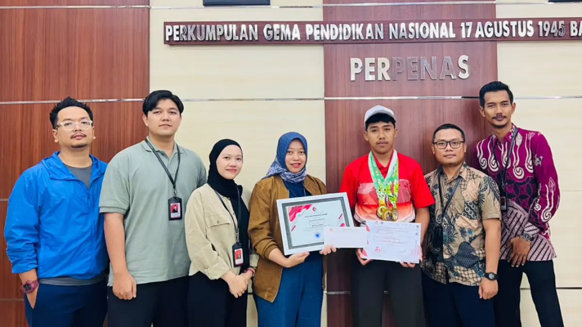 APRESIASI: Ketua Perpenas Yunita Iliana bersama jajaran menyerahkan sertifikat dan uang pembinaan kepada Rizqi Herlambang. (Bagus Rio/Radar Banyuwangi)