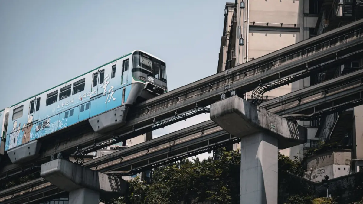 Chongqing di Tiongkok membuktikan medan pegunungan bukan penghalang membangun transportasi modern. (Pexels/Zekai Zhu)