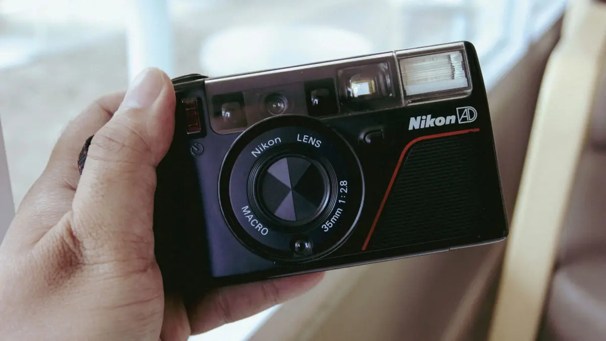 Di tengah kamera smartphone berteknologi tinggi, anak muda justru kembali menggemari digicam lawas dan foto bergaya vintage. (Pexels/indra projects)