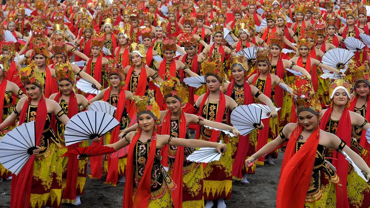 Festival Gandrung Sewu kembali memukau Pantai Marina Boom Banyuwangi dengan ribuan penari. (Dok. Radar Banyuwangi)