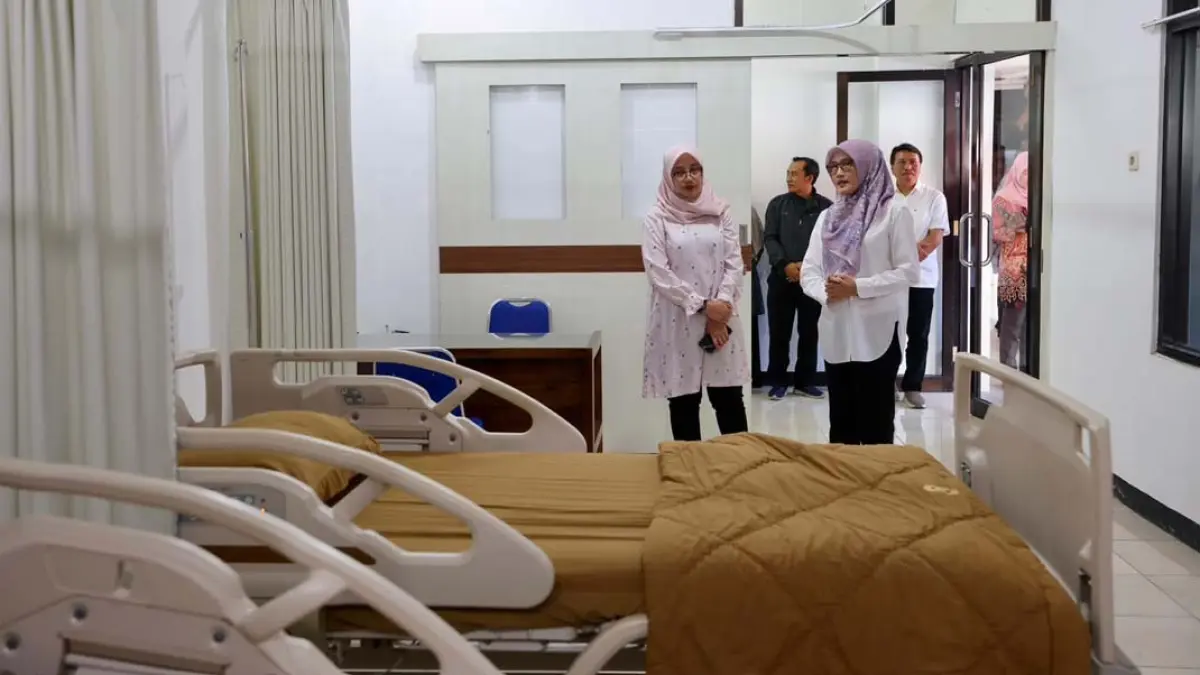 ILUSTRASI: Bupati Ipuk Fiestiandani meninjau fasilitas kesehatan. Beasiswa B-Pro Banyuwangi Dibuka, Kuliah Gratis hingga Dokter Spesialis Jadi Prioritas. (banyuwangikab.go.id)