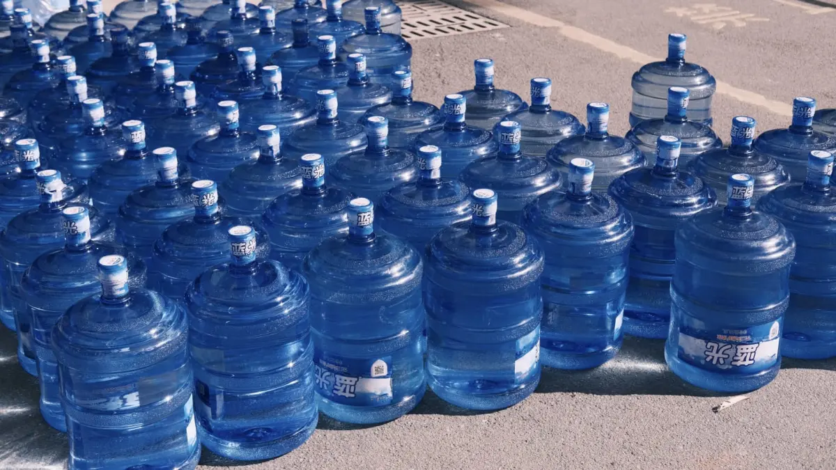 Paparan BPA dari galon air minum disebut berpotensi mengganggu hormon, meningkatkan risiko diabetes, penyakit jantung, dan menghambat tumbuh kembang anak. (Pexels/Tito Zzzz)