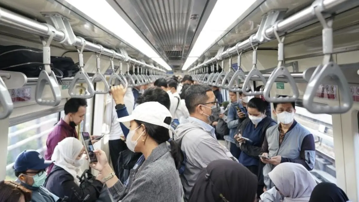 Peningkatan pengguna LRT Jabodebek pada jam sibuk pagi mencapai 12 persen sepanjang Juni 2026. (Antara)