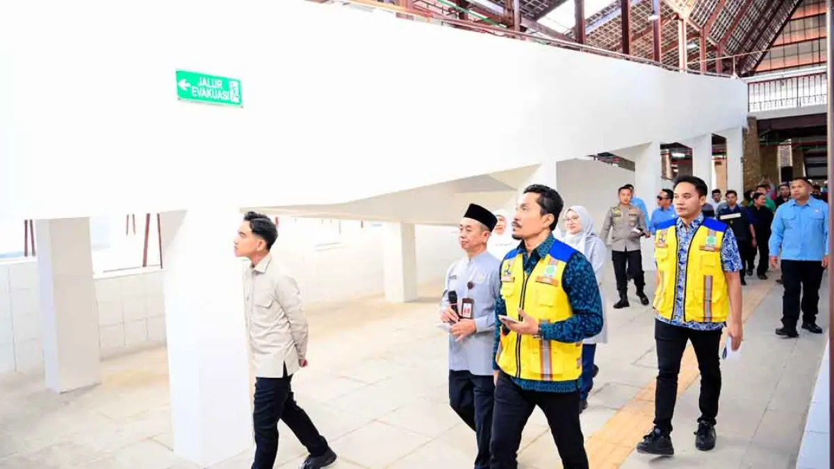 Wapres Gibran meninjau proyek revitalisasi Pasar Banyuwangi didampingi Kasatker Pelaksanaan Prasarana Strategis Jawa Timur I Gusti Agung Ari Wibawa dan Asisten Perekonomain dan Pembangunan Pemkab Banyuwangi Suratno, Jumat (10/7). (Ramada Kusuma/Radar Banyuwangi)