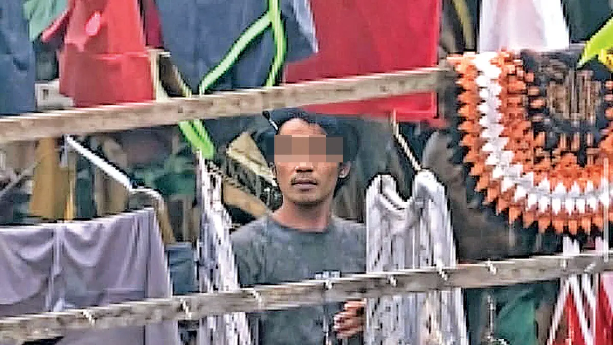 TANGKAPAN LAYAR: Terduga pelaku yang sempat didokumentasikan oleh tetangga Melinda saat melakukan pencurian. (Melinda for Radar Banyuwangi)