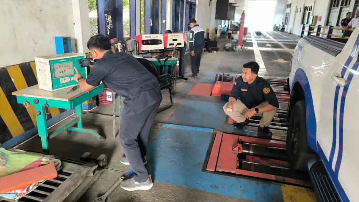 Tim Kalibrasi Balai Pengelola Transportasi Darat (BPTD) Kelas II Jatim melakukan kalibrasi timbangan di UPT Pengujian Kendaraan Bermotor Dinas Perhubungan (Dishub) Kabupaten Banyuwangi, Kamis (9/7). (Wahyu for Radar Banyuwangi)