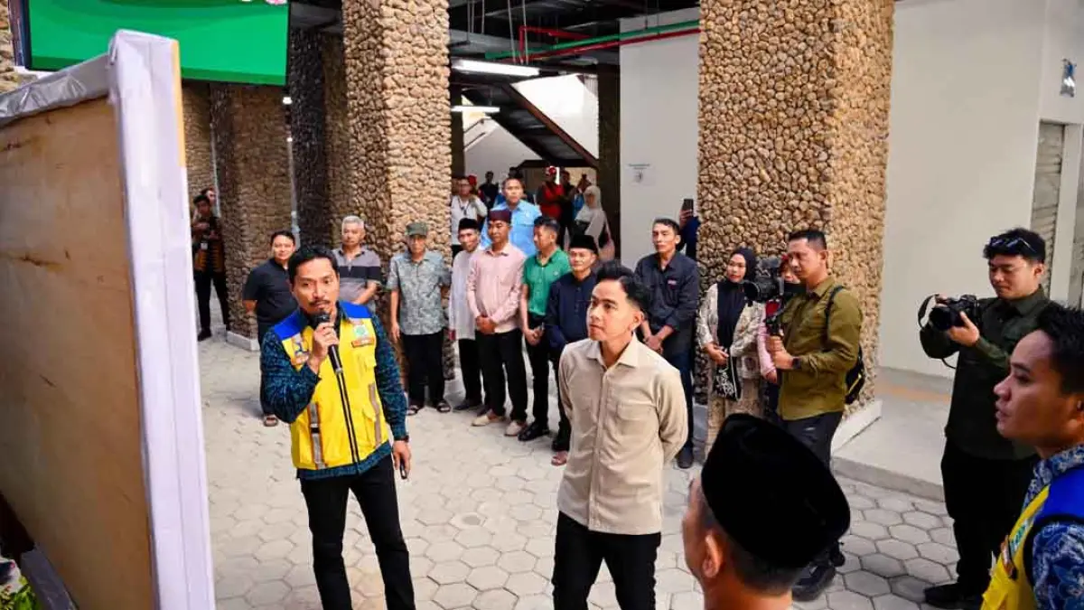 TONJOLKAN KEARIFAN LOKAL: Kasatker Pelaksanaan Prasarana Strategis Jawa Timur I Gusti Agung Ari Wibawa menjelaskan ornamen Pasar Banyuwangi kepada Wapres Gibran. (Ramada Kusuma/Radar Banyuwangi)