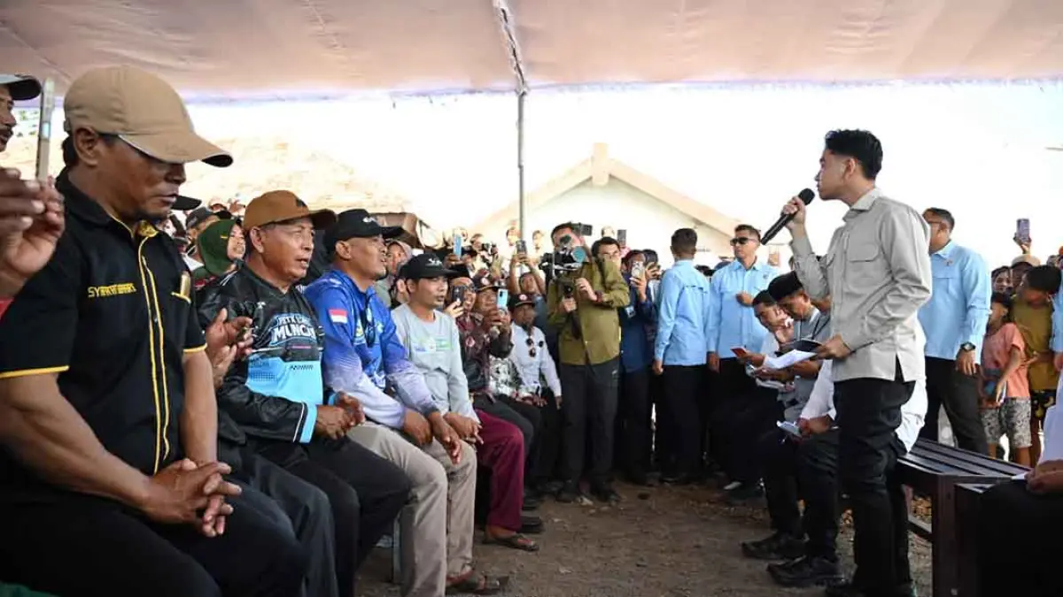 Wapres Gibran berdialog dengan nelayan di Pelabuhan Brak Kalimoro, Desa Tembokrejo, Kecamatan Muncar, Jumat (10/7). (Biro Pers for Radar Banyuwangi)