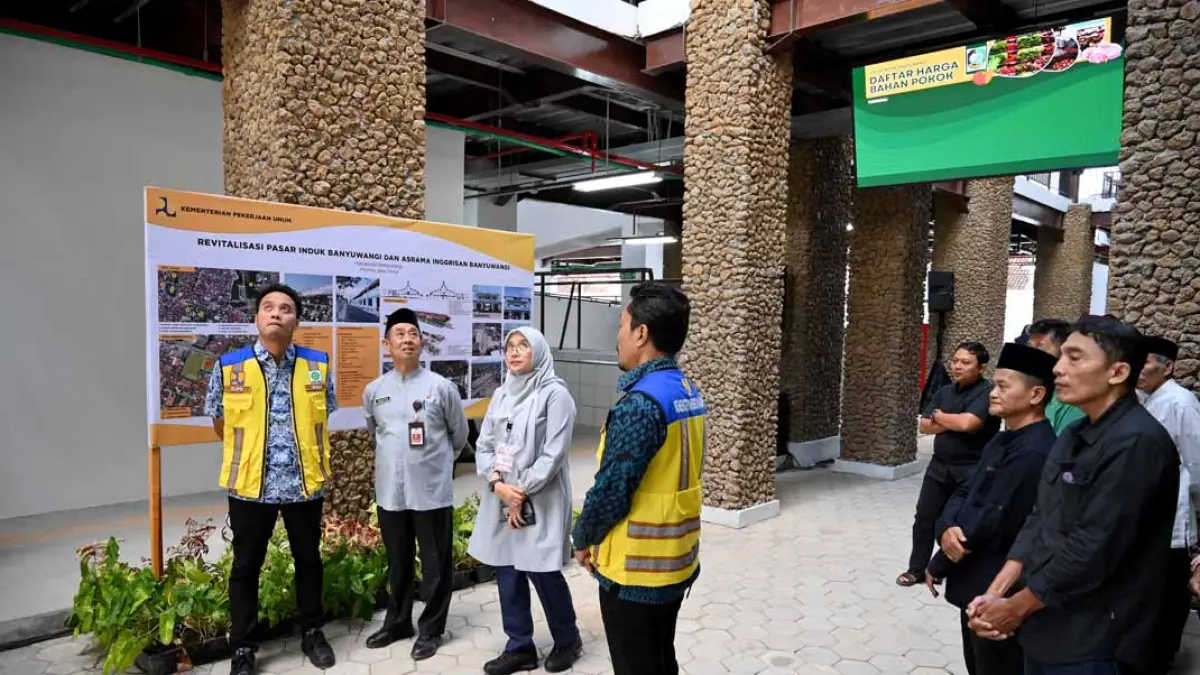 Bupati Ipuk Fiestiandani, Asisten Perekonomian dan Pembangunan Suratno, Kasatker Pelaksanaan Balai Prasarana Strategis Jawa Timur Kementerian PU I Gusti Agung Ari Wibawa, dan PPK Pasar Banyuwangi Yuni Ahmat Erivianto meninjau bangtunan Pasar Banyuwangi, Jumat (10/7). (Ramada Kusuma/Radar Banyuwangi)