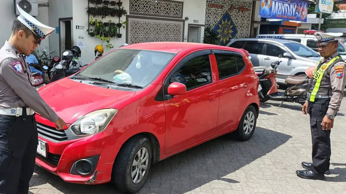 Anggota Satlantas Polsek Rogojampi melakukan olah TKP kecelakaan di Jalan Raya Desa Lemahbang Kulon, Kecamatan Singojuruh, Sabtu (11/7). (Foto: Polsek Rogojampi)