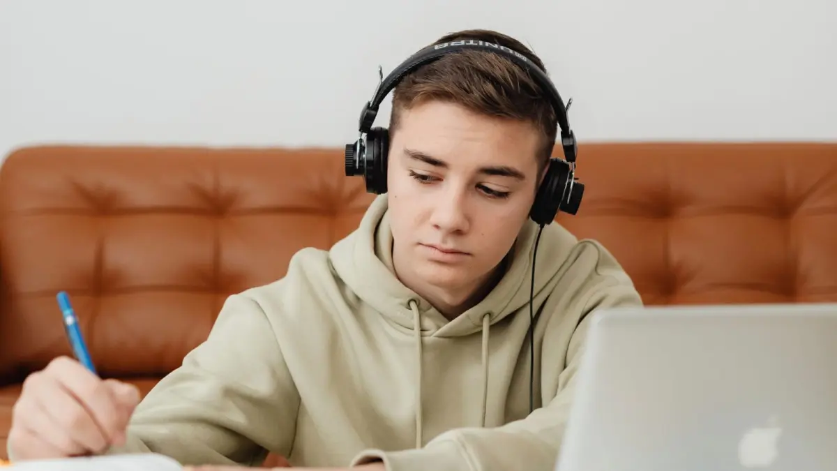 Belajar bisa lebih menyenangkan dengan playlist yang tepat. (Pexels/www.kaboompics.com)