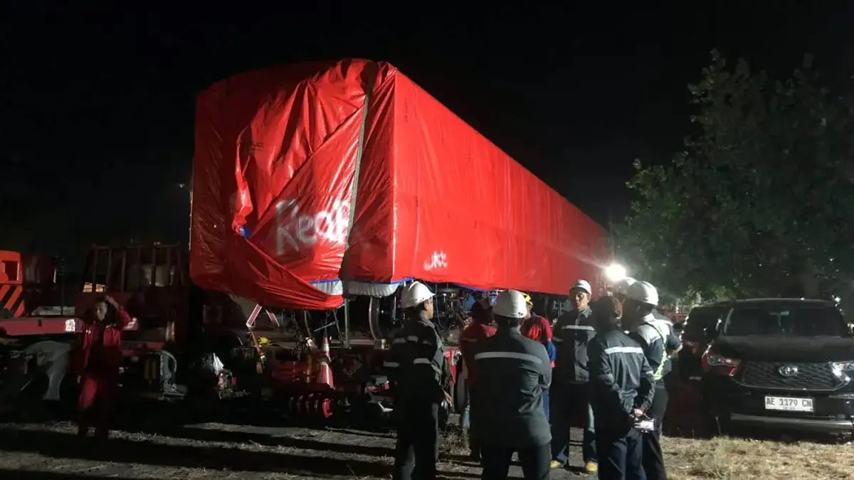 Kereta KRL produksi PT INKA Banyuwangi tiba di Stasiun Probolinggo melalui jalur darat menggunakan trailer khusus karena tak dapat melintasi Terowongan Mrawan. (Dok. Radar Bromo)