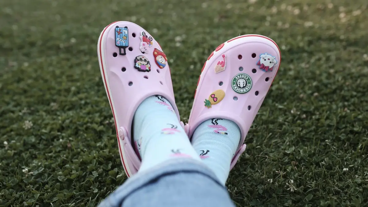 Meski desainnya kerap dianggap kurang menarik, Crocs tetap menjadi sandal favorit dunia. (Pexels/Melike B)