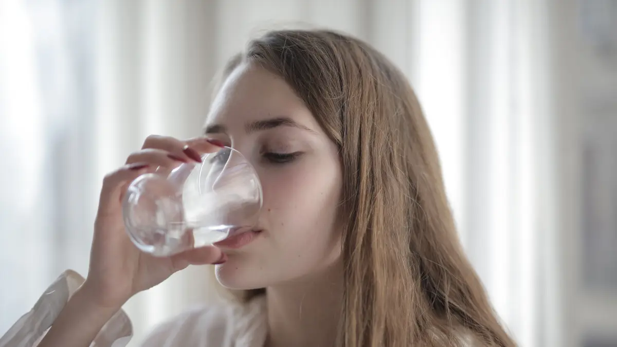 Minum air yang cukup setiap hari. (Pexels/Andrea Piacquadio)