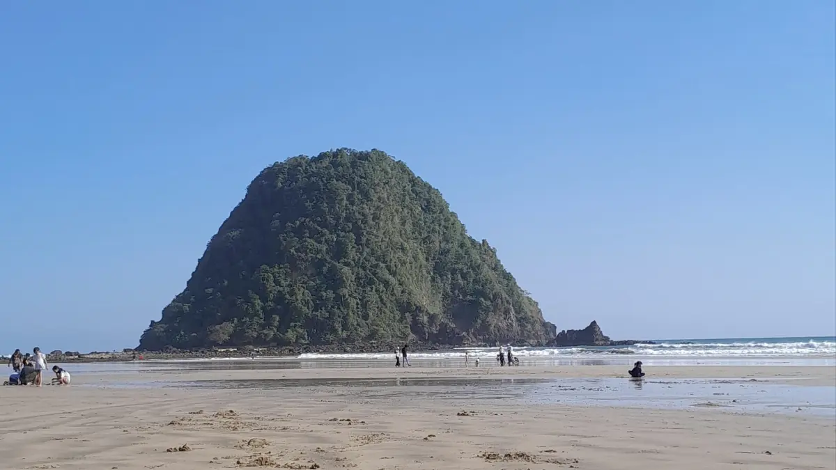 Pulau Merah di Banyuwangi tetap menjadi destinasi wisata favorit saat akhir pekan dan musim liburan. (Balquisse untuk Radar Banyuwangi)