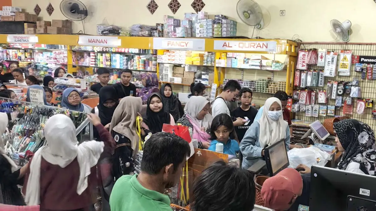 Sejumlah orang tua memborong peralatan belajar anaknya di salah satu toko di Jalan Agus Salim, Kelurahan Tamanbaru, Jumat (11/7) malam. (Ksatria Raya/Radar Banyuwangi)