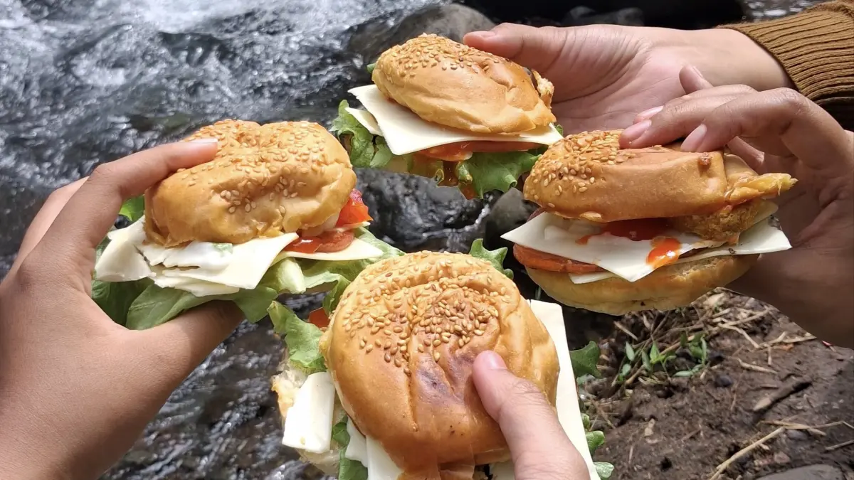 Tren Burger River mulai digemari remaja Banyuwangi. (Mayang untuk Radar Banyuwangi)