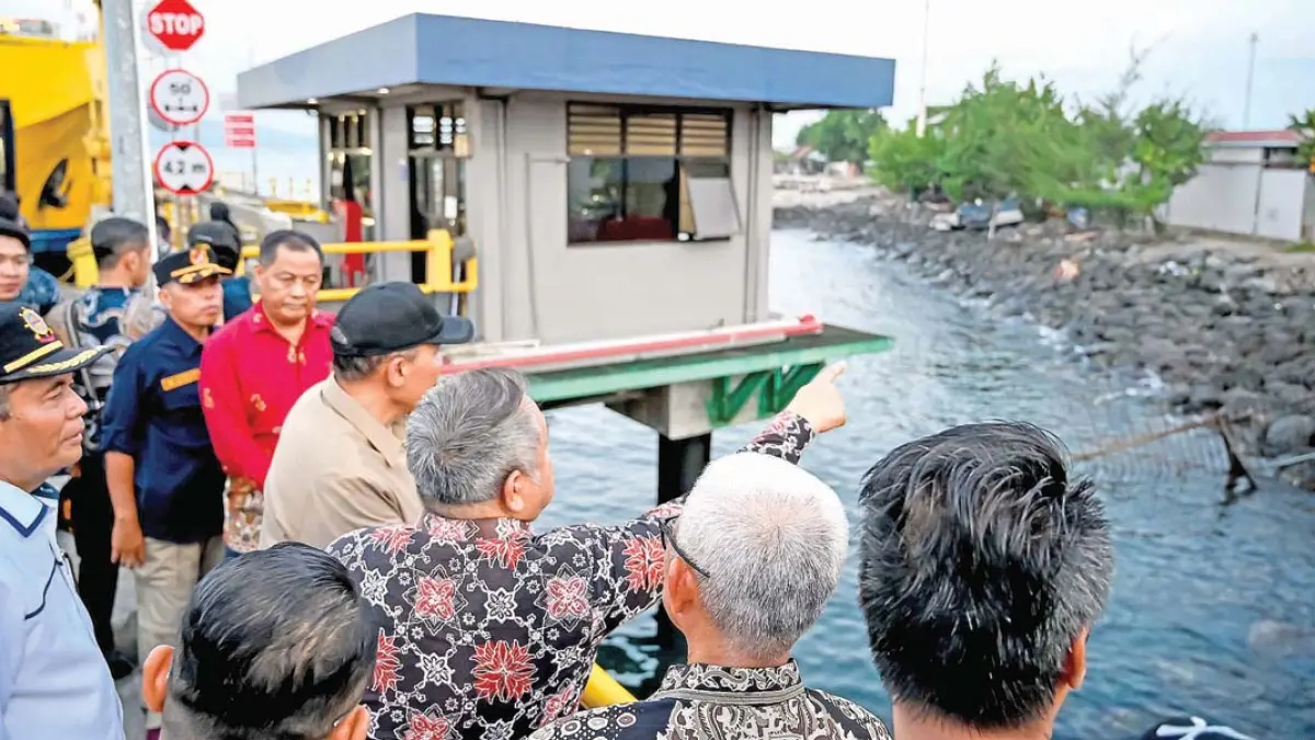 BAHAS SOLUSI KEMACETAN: Wakil Ketua Komisi VII DPR RI Bambang Haryo Soekartono saat meninjau Pelabuhan Ketapang pada Sabtu sore (11/7). (Ramada Kusuma/Radar Banyuwangi)