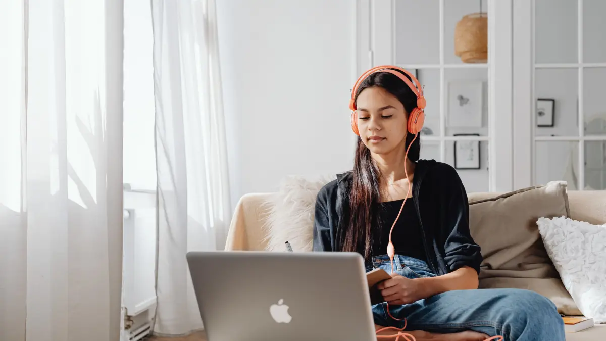 Belajar bahasa Inggris melalui lagu dan film semakin diminati pelajar karena dinilai lebih menyenangkan dan efektif. (Pexels/www.kaboompics.com)