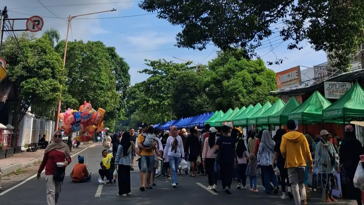 Car Free Day di Jalan Ahmad Yani Banyuwangi kembali dipadati ribuan warga. (Mayang untuk Radar Banyuwangi)