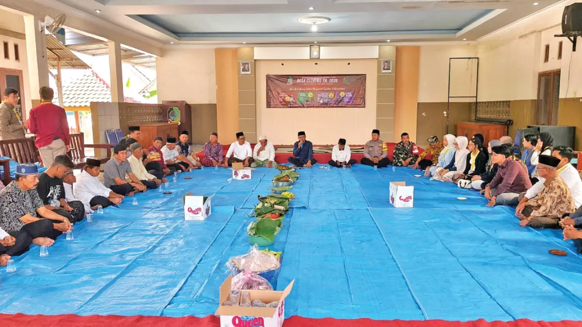 DUDUK BERSILA: Pemdes Cluring bersama jajaran pemerintahan desa lain dan warga saat kenduri dalam rangkaian Bersih Desa Cluring 2026. (Sunarto for Radar Banyuwangi)