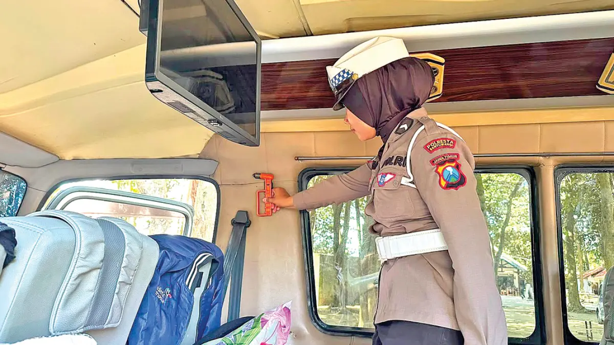 Petugas Satlantas Polresta Banyuwangi memeriksa kondisi komponen vital kendaraan dan perlengkapan keselamatan armada angkutan pariwisata di destinasi wisata, Minggu (12/7). (Irvin for Radar Banyuwangi)