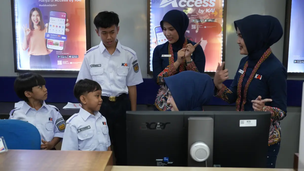 Program KAI Schooliday melalui Rail Academy mengajak anak-anak mengenal dunia perkeretaapian secara langsung di Stasiun Surabaya Gubeng. (KAI)