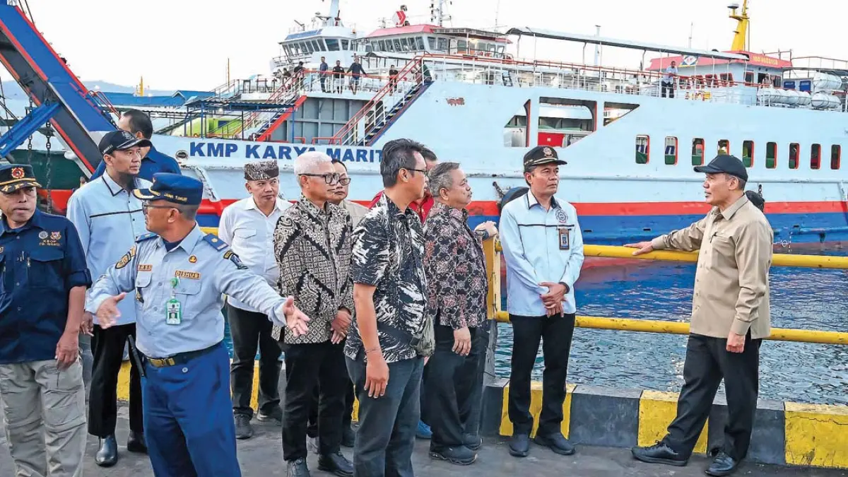 BAHAS SOLUSI KEMACETAN: Wakil Ketua Komisi VII DPR RI Bambang Haryo Soekartono saat meninjau Pelabuhan Ketapang pada Sabtu sore (11/7). (Ramada Kusuma/Radar Banyuwangi)