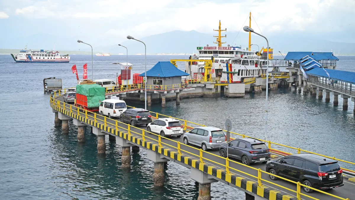 Sejumlah kendaraan hendak memasuki kapal penyeberangan Ketapang-Gilimanuk. DPR RI usul rute Ketapang-Lembar dihidupkan lagi. (Ramada Kusuma/Radar Banyuwangi)