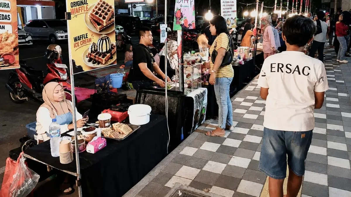 Suasana malam di Taman Blambangan Banyuwangi ramai dipenuhi pengunjung. (Balquisse untuk Radar Banyuwangi)