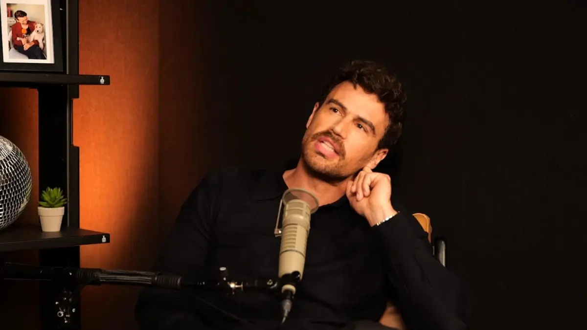 Theo James mengkritik fenomena manosphere dan toxic masculinity yang dinilai merusak kesehatan mental pria muda. (YouTube/joshsmithsgreatchatshow)