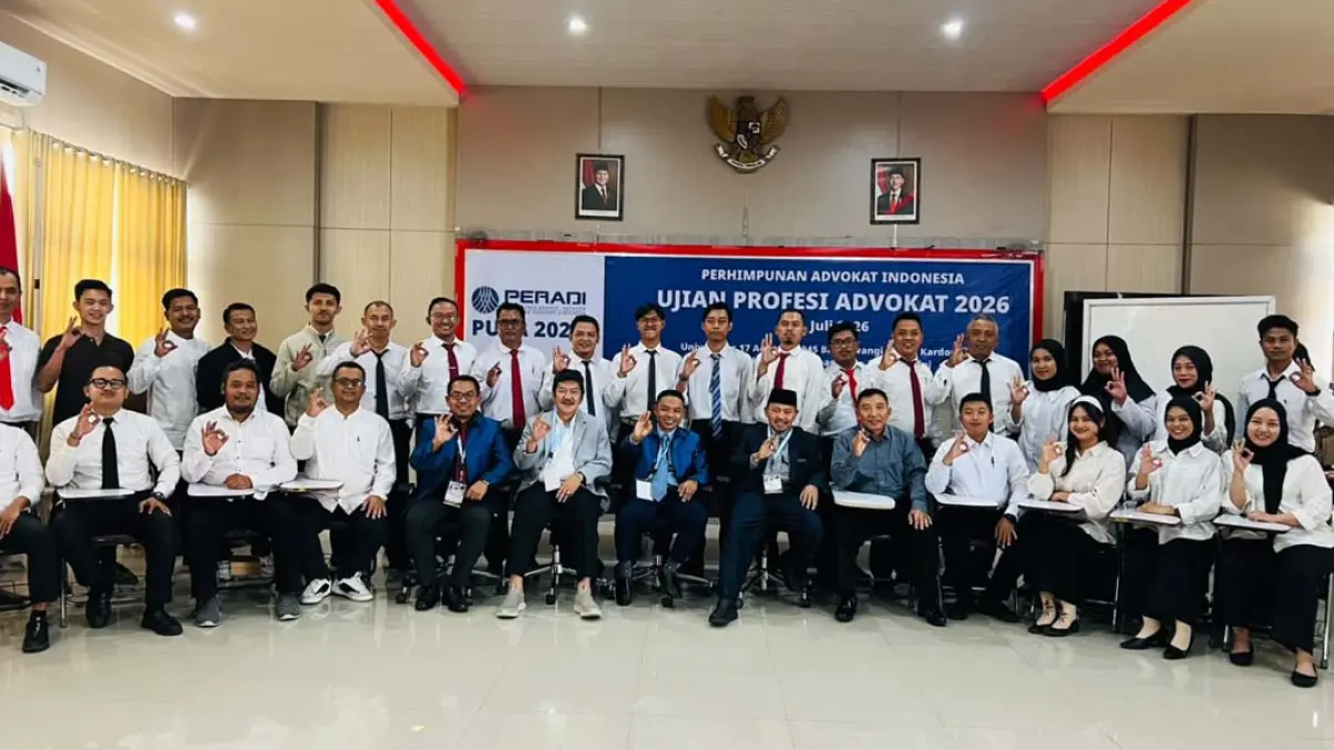 Wakil Ketua DPN Peradi Roelly Panggabean bersama Ketua DPC Peradi Banyuwangi Eko Sutrisno dan puluhan calon advokat usai pelaksanaan UPA di Kampus Untag Banyuwangi pada Sabtu (11/7). (Bagus Rio/Radar Banyuwangi)
