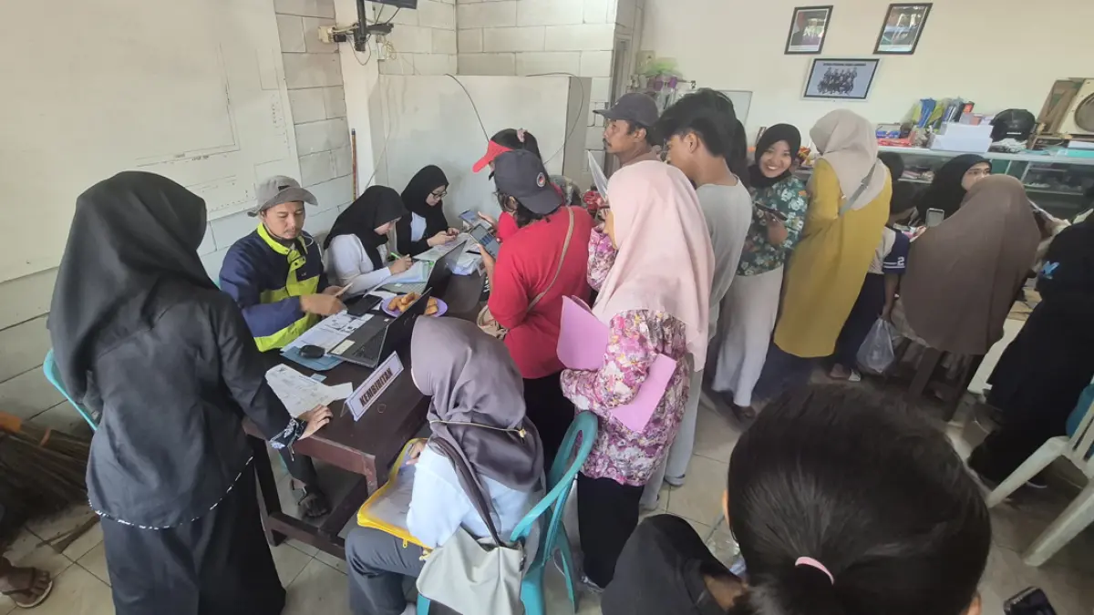 Warga Kecamatan Genteng dan sekitarnya mengantre untuk mendapat layanan administrasi kependudukan (adminduk) di RTH Maron, Kecamatan Genteng, Minggu (12/7). (Salis Ali/Radar Banyuwangi)