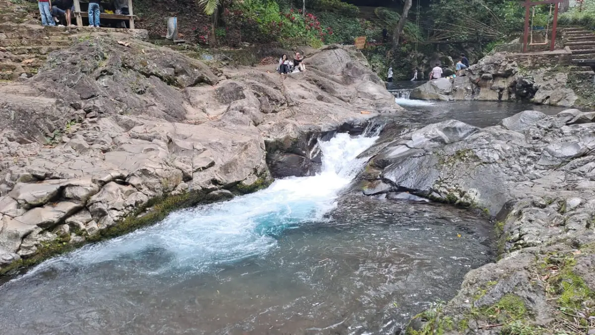 Wisata alam Kalibendo di Glagah, Banyuwangi menawarkan pesona air biru jernih. (Rahma untuk Radar Banyuwangi)